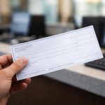 découvrez à partir de quel montant votre banque effectue une vérification de vos chèques pour assurer leur validité et sécuriser vos transactions financières.