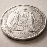 découvrez comment évaluer la valeur d'une pièce de 50 francs hercule en argent datant de 1977, avec des conseils d'experts et des informations sur le marché numismatique actuel.